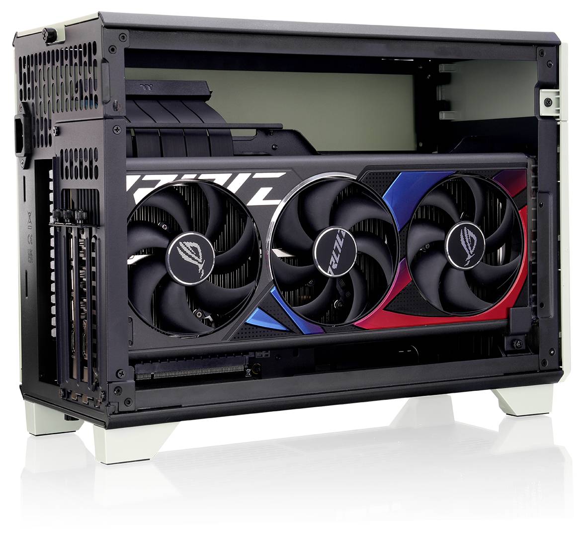 Eine Grafikkarte mit drei Kühlventilatoren ist in einem offenen Computergehäuse installiert, wobei ihr Design und ihre Positionierung präsentiert werden.