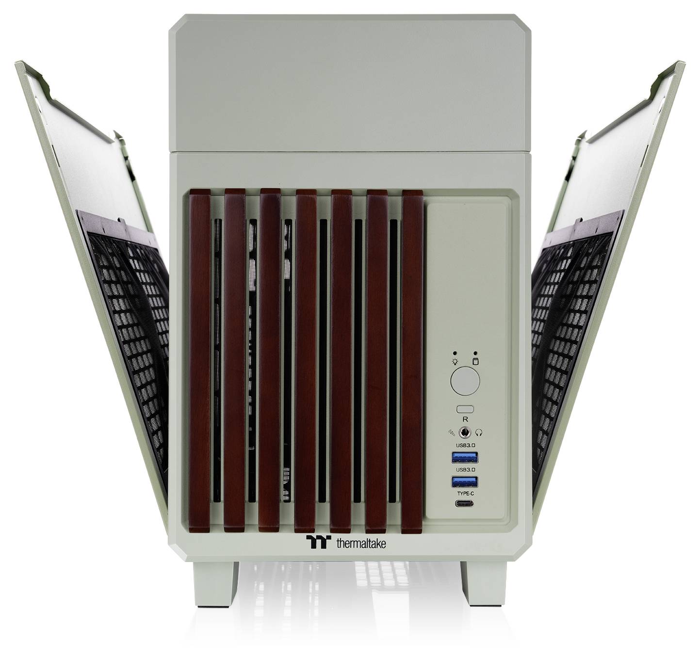 Ein weißer Thermaltake-Computergehäuse mit vertikaler Gitterdesign und offenen Seitenklappen, ausgestattet mit mehreren USB-Anschlüssen und einem Einschaltknopf.