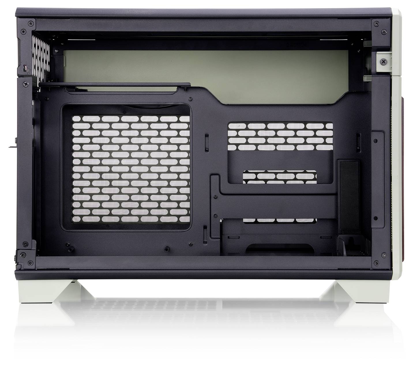 Ein kleines, leeres Computergehäuse, von der Seite betrachtet, mit einem belüfteten Innenraum, der für Hardwarekomponenten konzipiert ist.