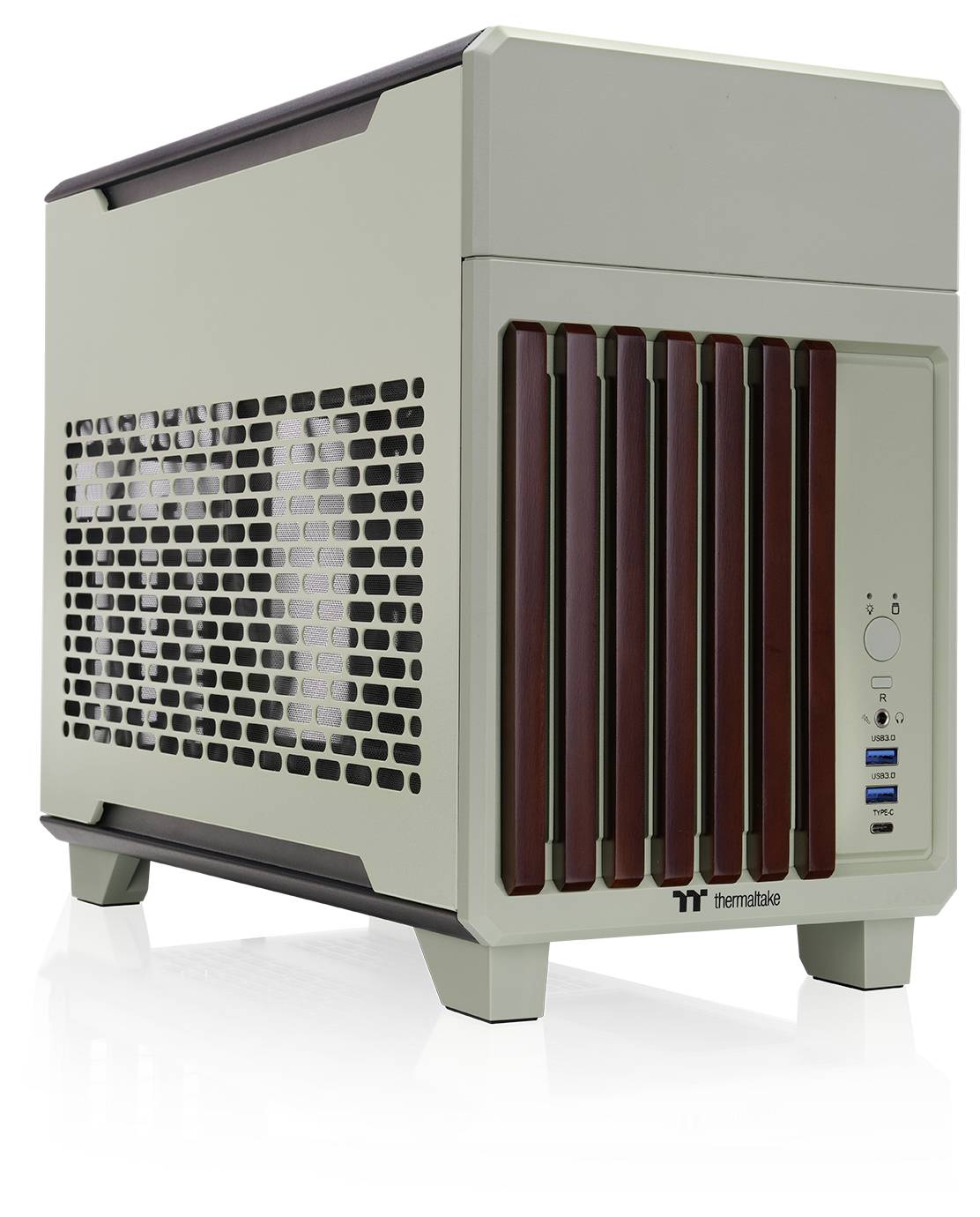 Ein beiger Computergehäuse mit Netzentlüftung an den Seiten und der Frontseite, ausgestattet mit USB-Anschlüssen und einem Einschaltknopf, stehend auf vier abgewinkelten Füßen.