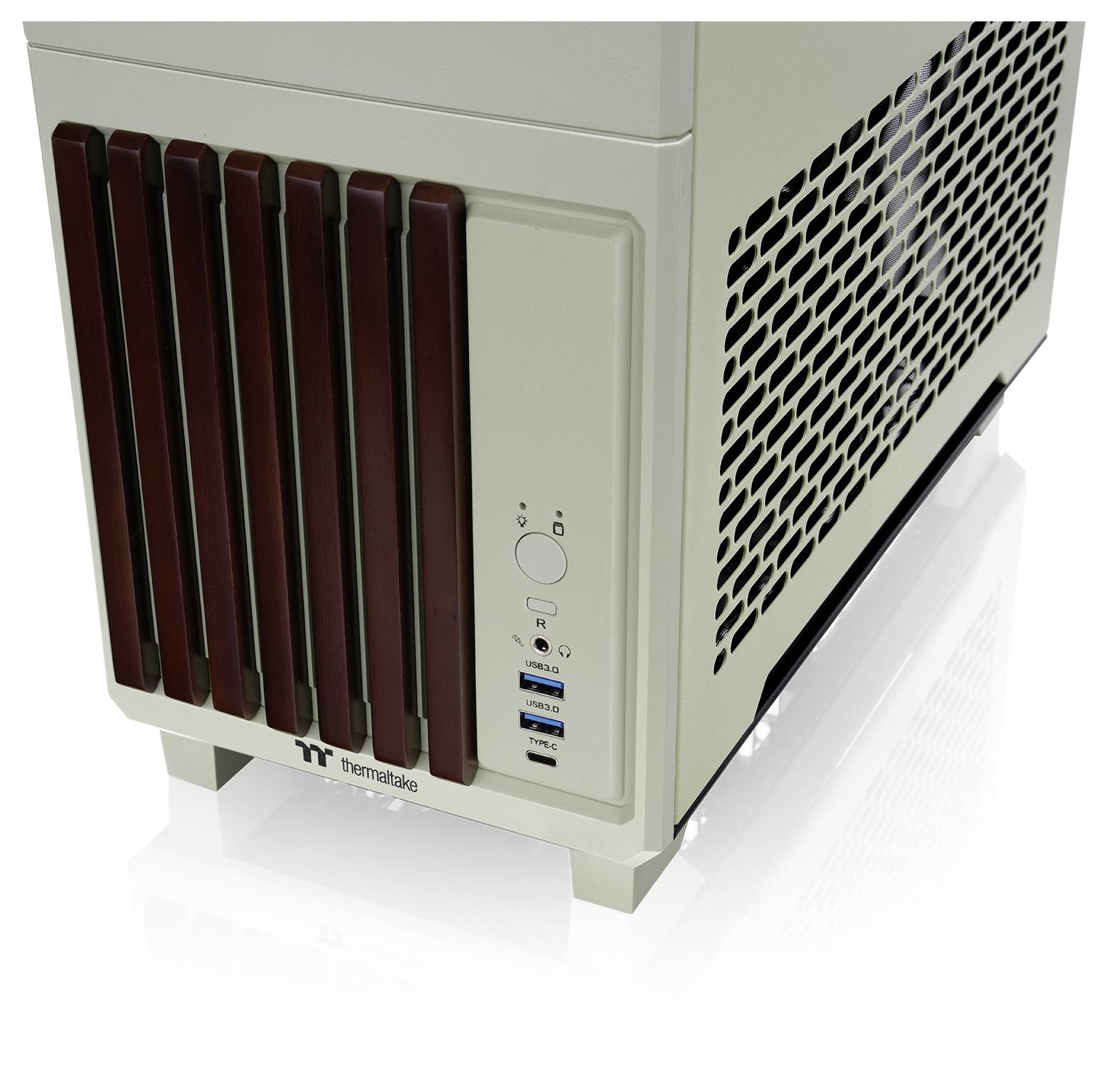 Ein Computergehäuse mit einem Mesh-Seitenpanel, mehreren USB-Anschlüssen und einem markanten Frontgitter-Design, am unteren Rand mit 'thermaltake' beschriftet.