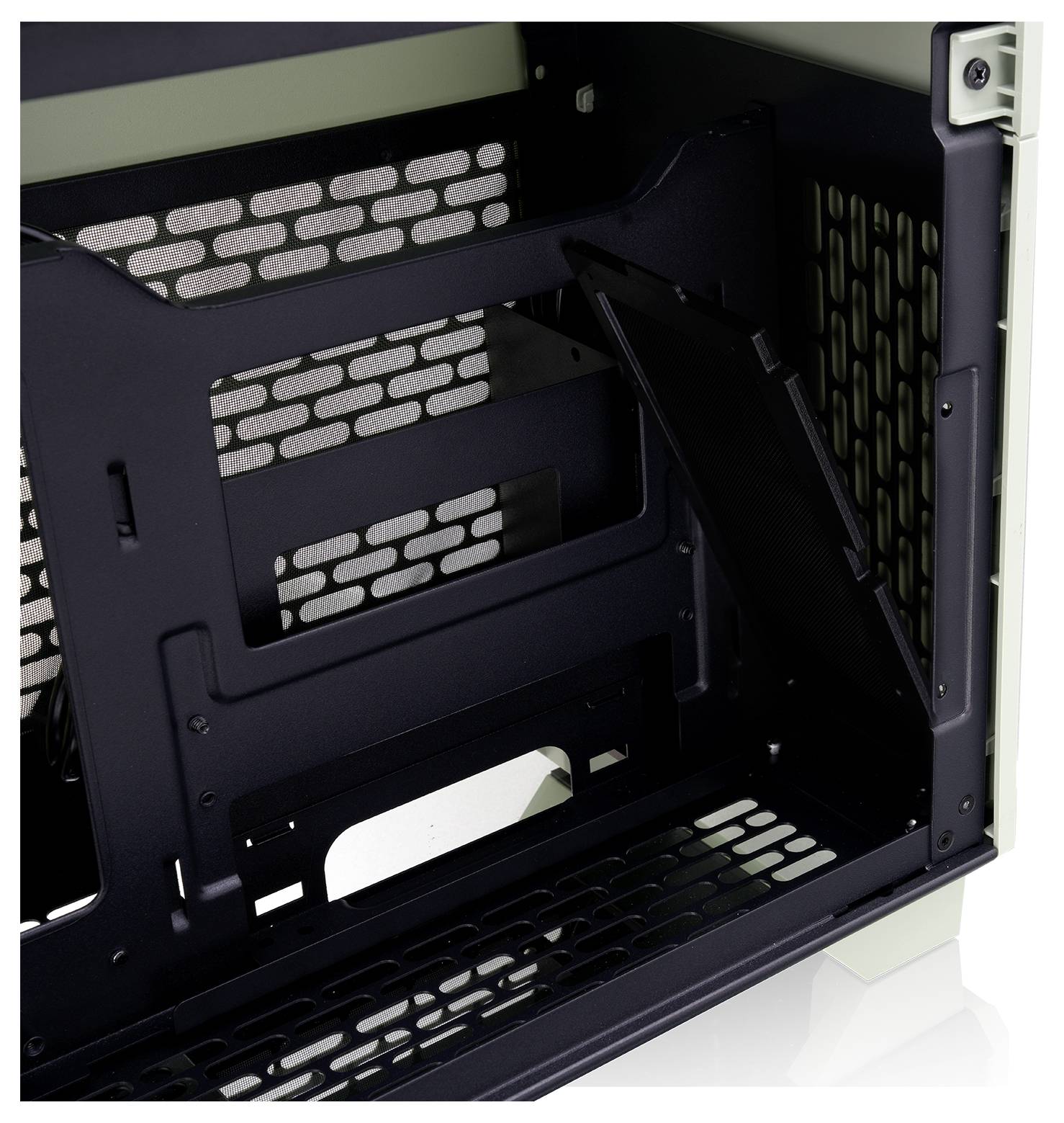 Leeres Computer-Gehäuse-Inneres mit sichtbaren Metallgitterplatten und Montagebeschlägen, das ein geräumiges Design für die Hardware-Installation präsentiert.