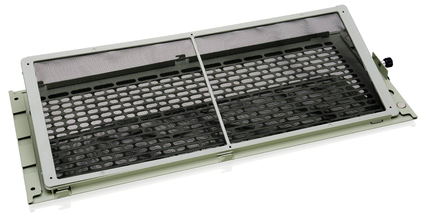 Ein rechteckiger Lüftungsgitterabdeckung mit Metallgewebe und verstellbaren Lamellen, konzipiert zur Steuerung der Belüftung.