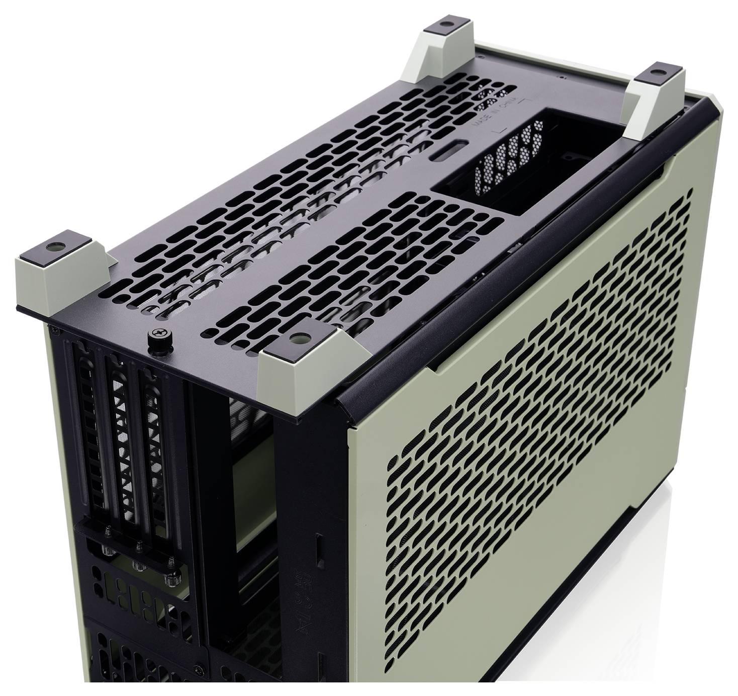 Ein kompaktes Computergehäuse mit Netzdesign zur Belüftung, ausgestattet mit mehreren Einschüben für Komponenten und einer modernen, minimalistischen Ästhetik.