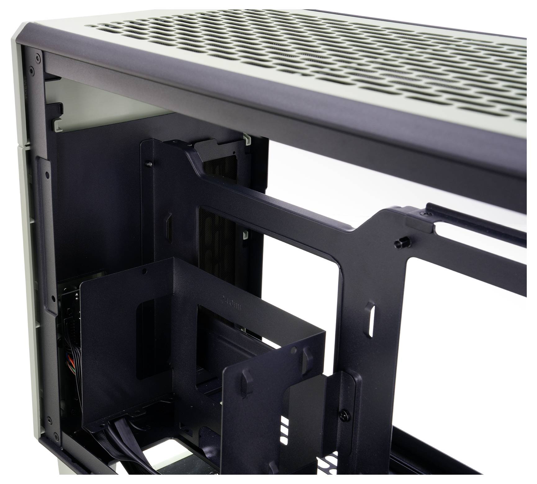 Ein offener Computer-Gehäuserahmen mit sichtbaren Fächern und Kabeln, der die interne Struktur präsentiert.