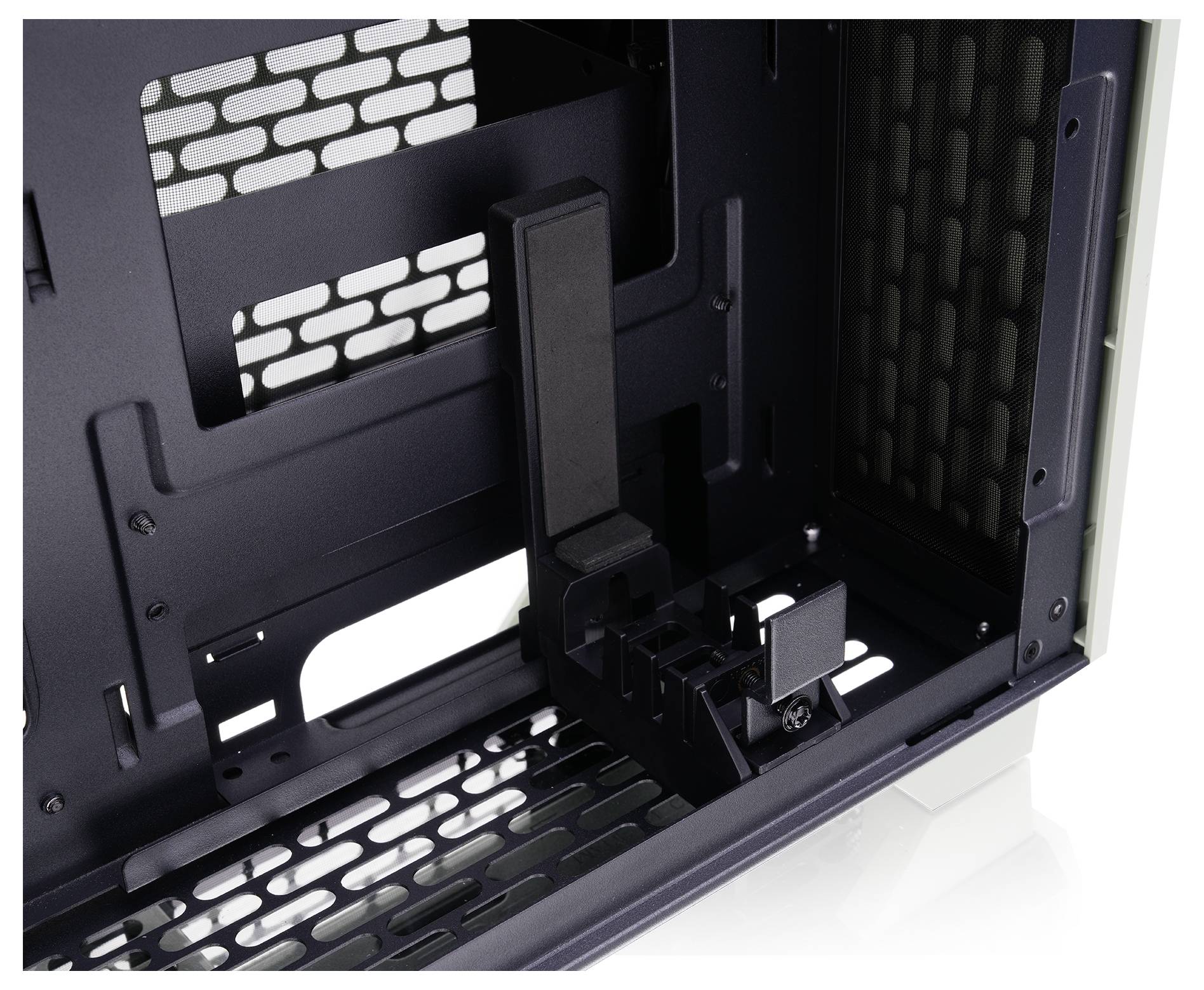 Das Bild zeigt das Innenleben eines Computergehäuses und hebt dabei die Kabelmanagement-Funktionen und Belüftungspaneele für den Luftstrom hervor.