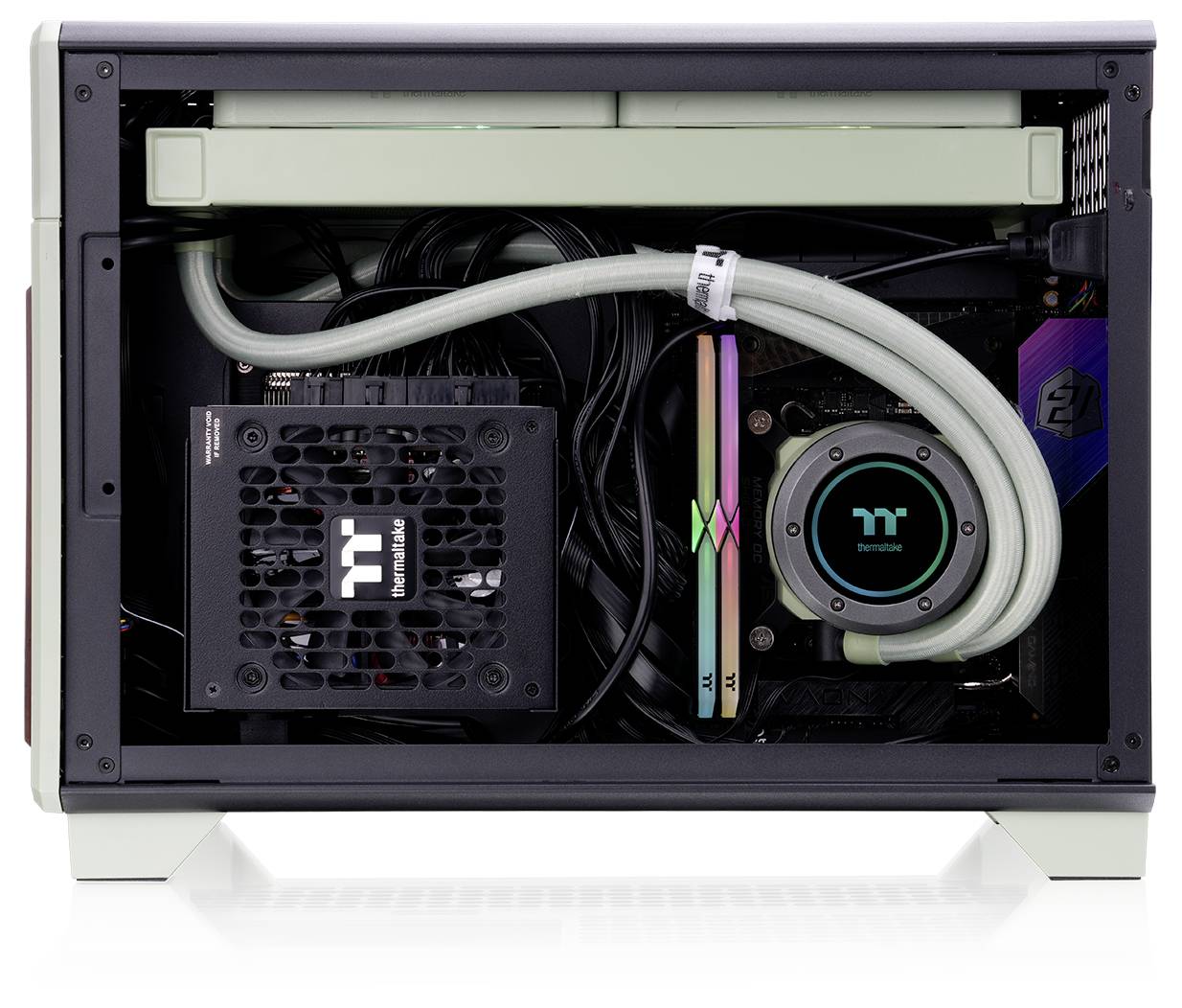 Ein Computergehäuse mit sichtbaren Innenkomponenten, einschließlich eines Wasserkühlung-Systems, Netzteil und bunten RAM-Modulen.