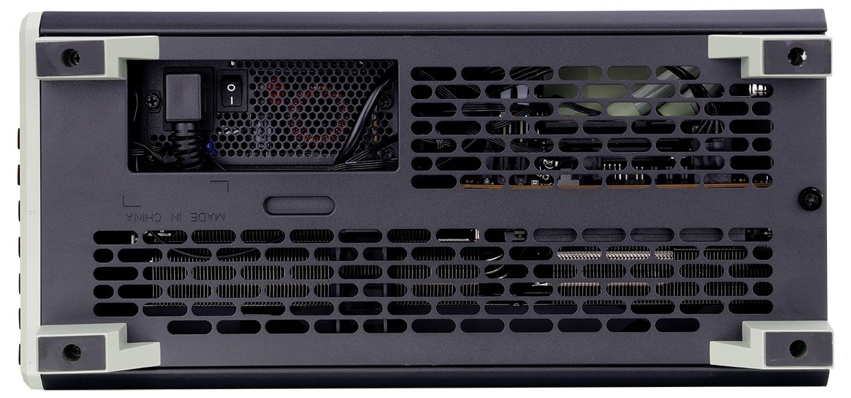 Das Bild zeigt die Rückseite eines Computertowers mit einem Netzteil, einem Netzkabel und mehreren Lüftungsschlitzen zur Kühlung.