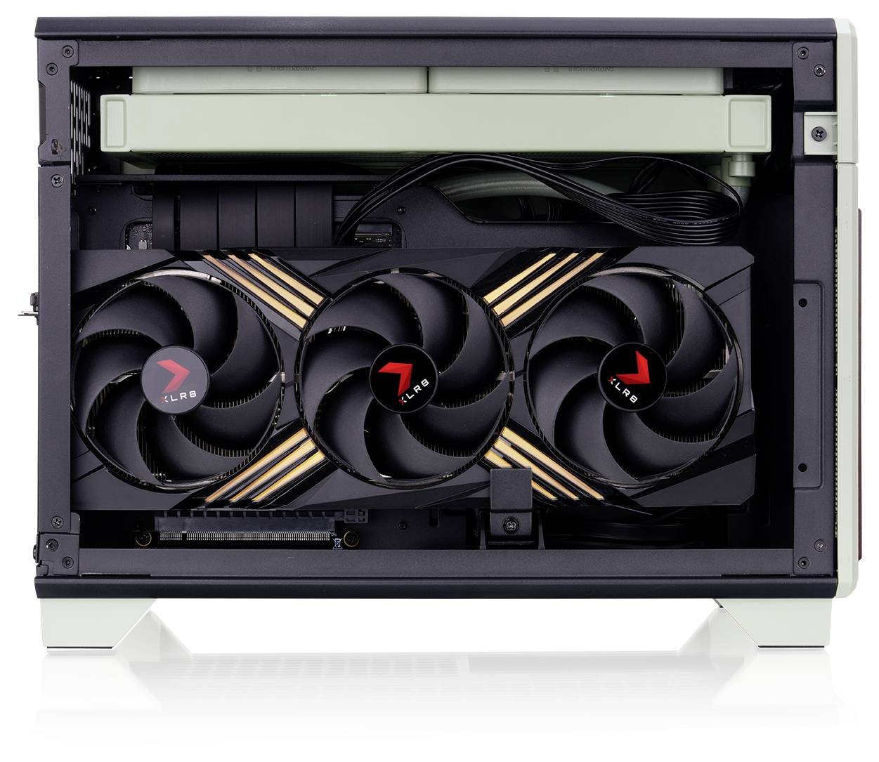 Ein Computergehäuse, das eine Seitenansicht der internen Komponenten zeigt, mit einer großen Grafikkarte mit drei Kühlventilatoren, horizontal montiert.