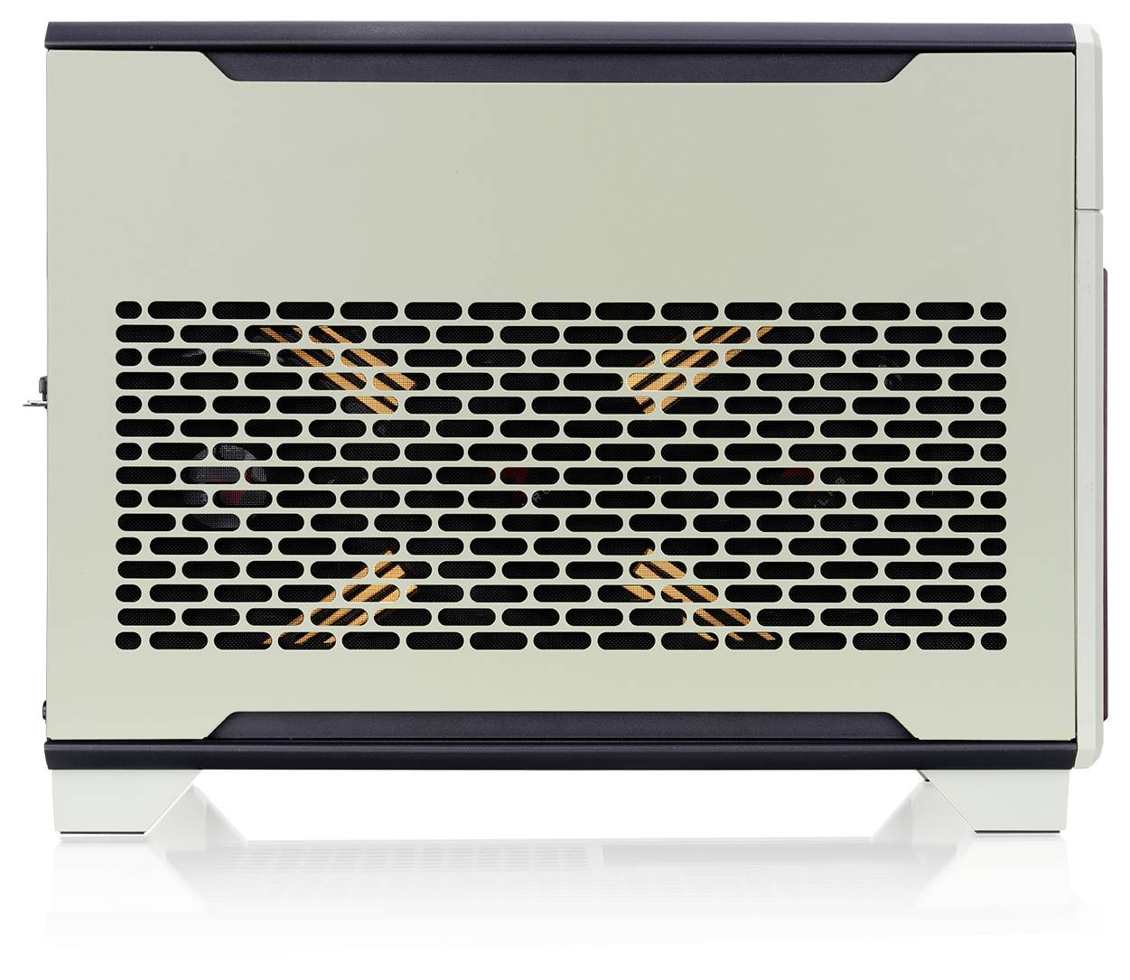 Ein schwarzweißes elektronisches Gerät mit einer belüfteten Seitenwand, das horizontale Schlitze und orangefarbene Akzente aufweist und auf zwei Stützen ruht.