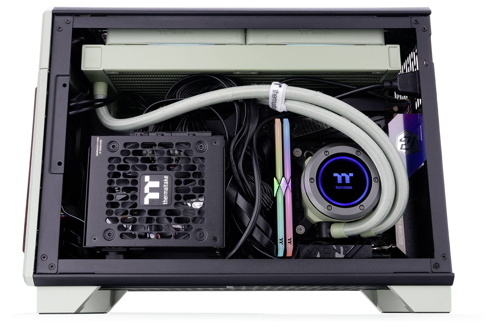 Ein Computergehäuse, das Innenkomponenten einschließlich eines Netzteils und eines Flüssigkeitskühlsystems zeigt, mit sorgfältig angeordneten Kabeln.