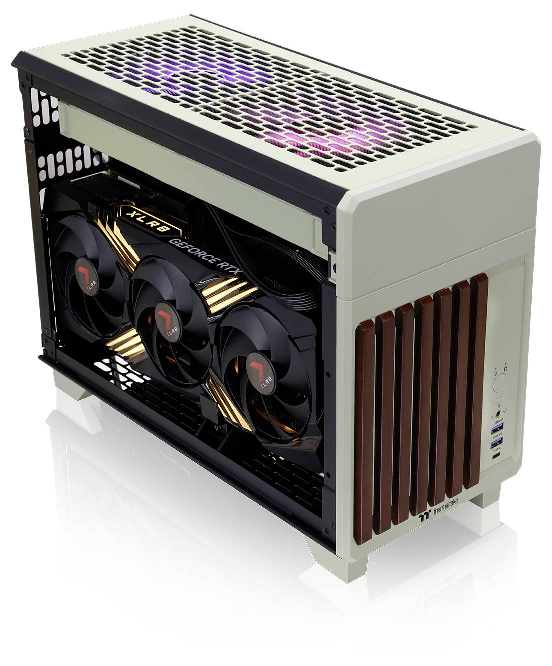 Ein kompaktes, offenes Computergehäuse in Weiß mit einem leistungsstarken Grafikkarten-Setup und RGB-Beleuchtung, das moderne Gaming-Hardware präsentiert.