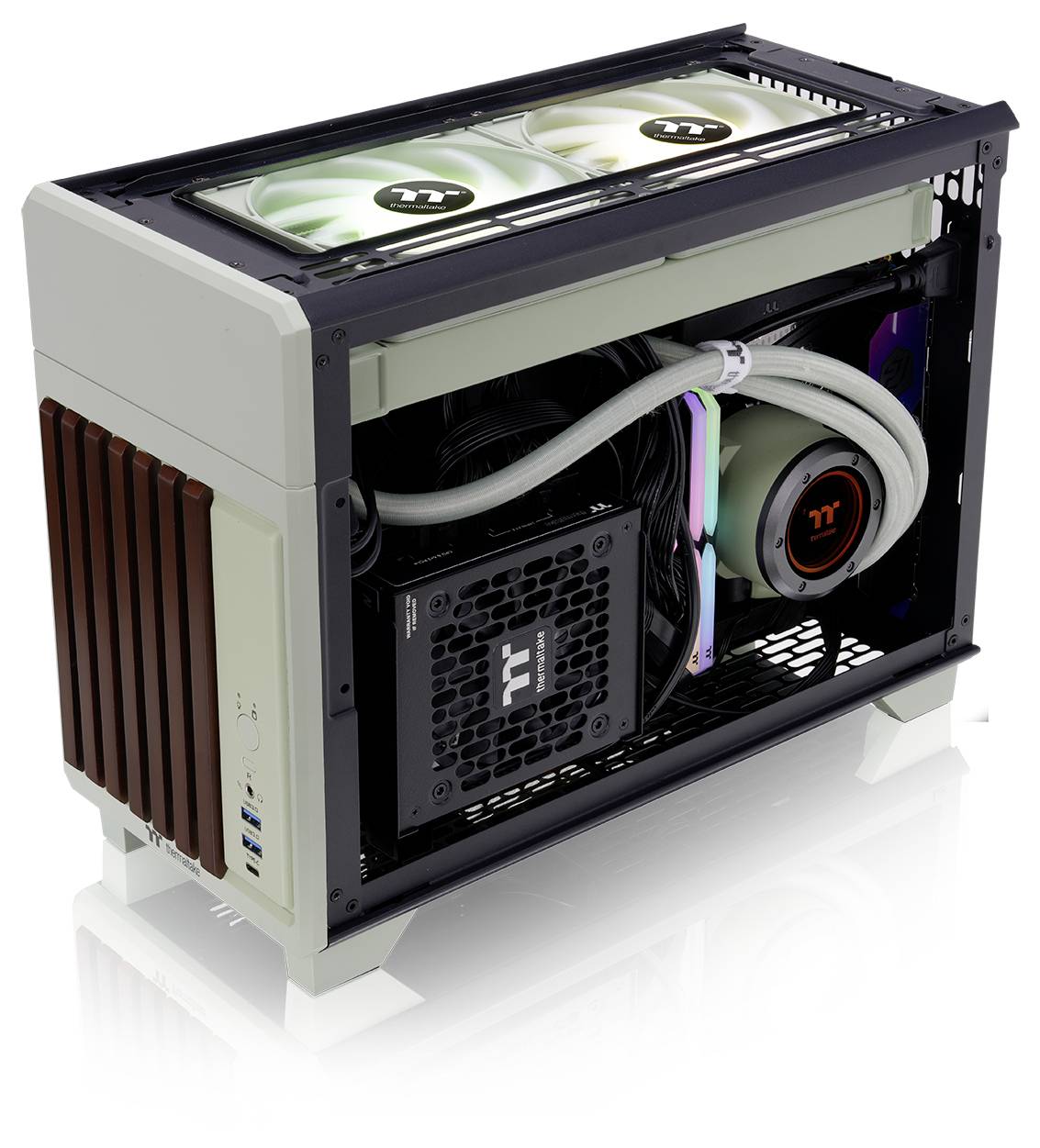 Ein Hochleistungs-Desktop-Computer, kundenspezifisch gebaut, mit einem transparenten Seitenpanel, das die internen Komponenten präsentiert, einschließlich eines Wasserkühlungssystems.