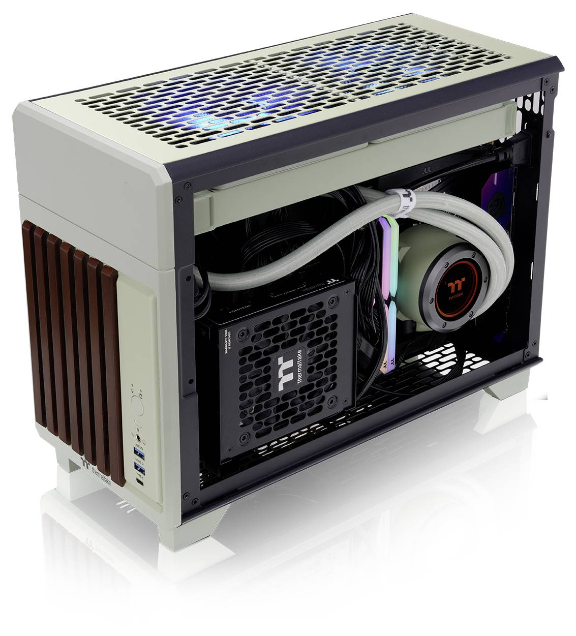 Ein kompakter Desktop-Computer mit entferntem Seitenpanel, der Innenkomponenten wie Kühlrohre und ein Netzteil zeigt.