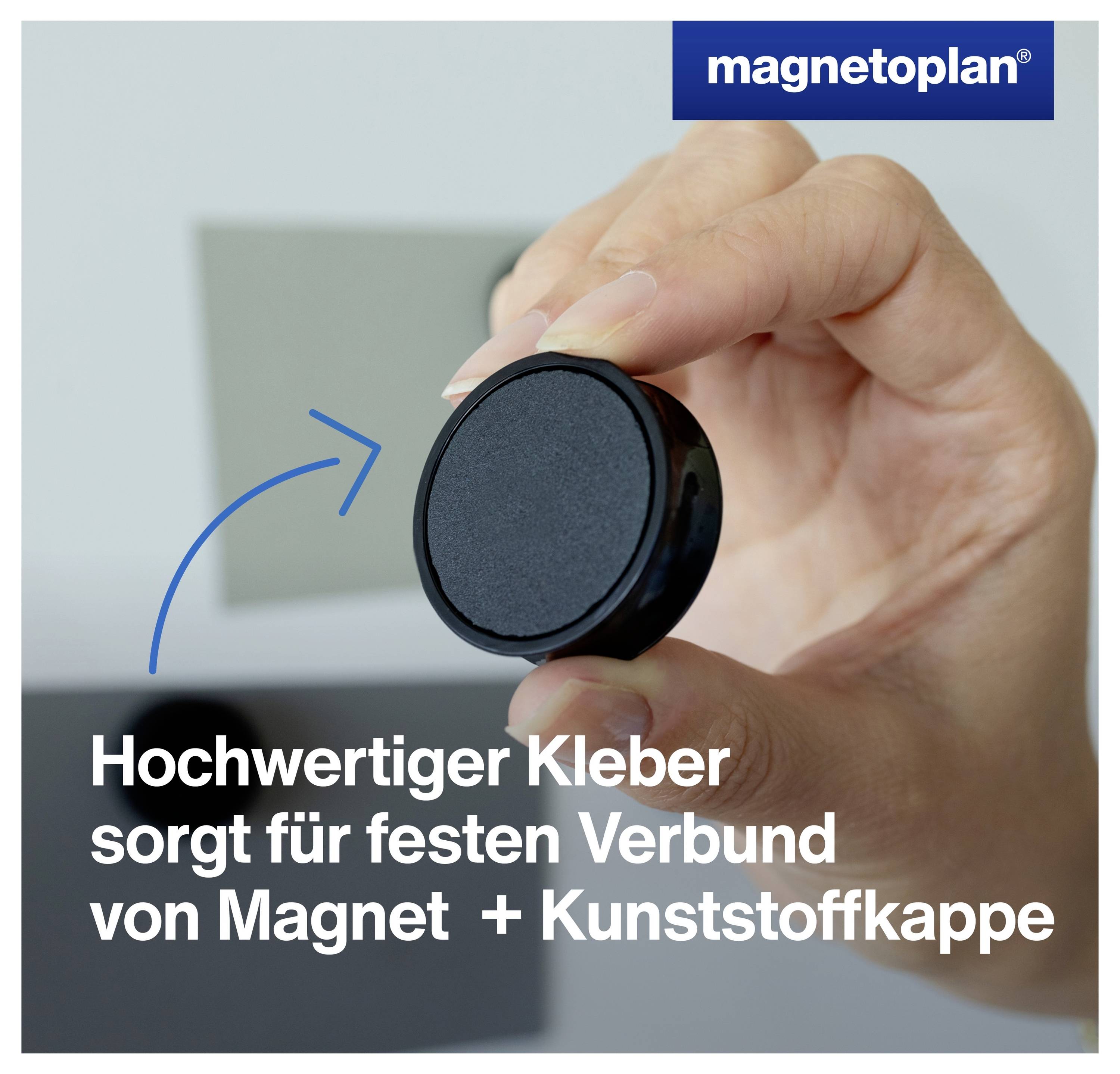 Eine Hand hält einen kleinen runden Magneten mit einer Kunststoffkappe. Text lautet: "Hochwertiger Kleber sorgt für festen Verbund von Magnet + Kunststoffkappe".