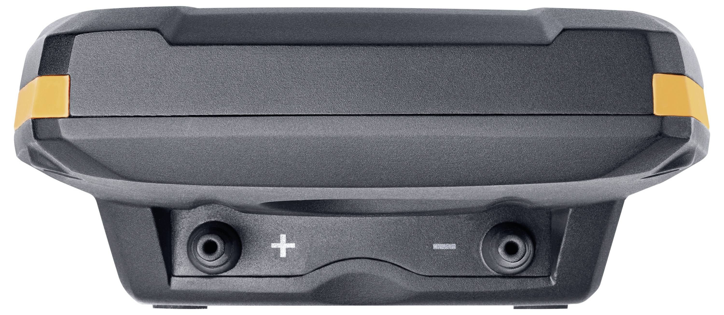 Ein schlankes schwarzes elektronisches Gerät mit zwei Eingabeports, die mit Plus- und Minuszeichen gekennzeichnet sind, wahrscheinlich zum Anschluss zusätzlicher Komponenten.