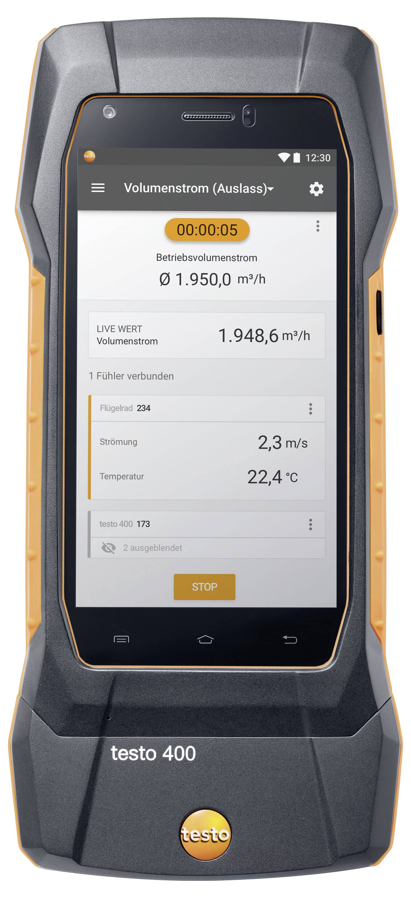 Ein tragbares Gerät mit Touchscreen zeigt Messdaten an: Volumenstrom bei 1.948,6 m³/h, Druck bei 234 Pa und Temperatur bei 22,4 °C.