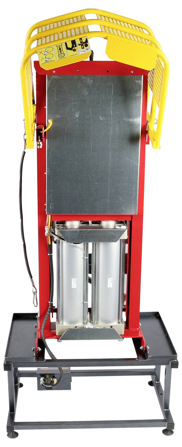 Eine rote und gelbe Industriemaschine mit einer Metallplatte und zwei zylindrischen Behältern, die wahrscheinlich für Verarbeitungs- oder Fabrikationsaufgaben verwendet wird.