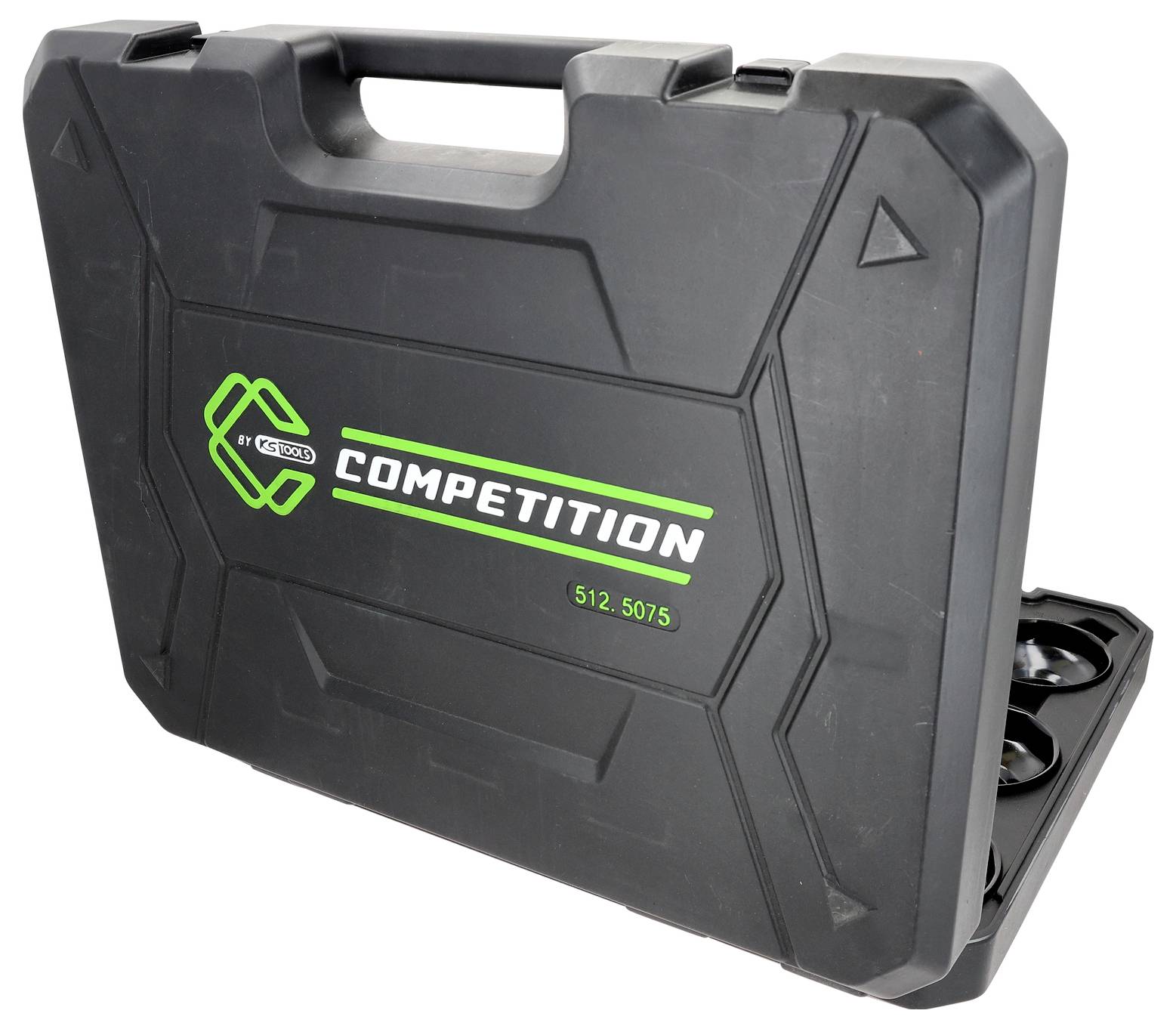 Eine schwarze Tragetasche mit der Aufschrift "Competition" und einem grün-weißen Logo, teilweise geöffnet, um Innenfächer zu zeigen, die Gegenstände aufbewahren.