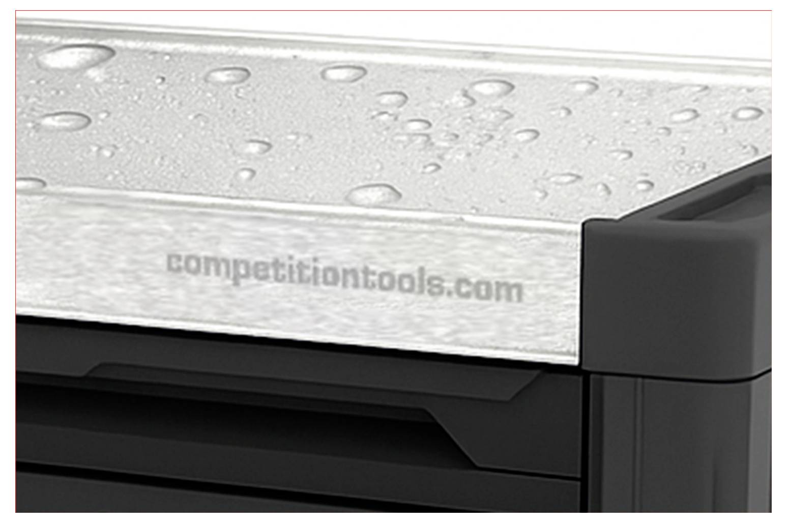 Obere Ecke eines Metallaufbewahrungswagens mit Wassertropfen auf der Oberfläche. Text auf dem Metall liest sich "competitiontools.com".