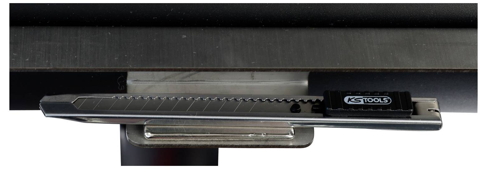 Ein Cuttermesser mit einziehbarer Klinge, das auf einer Metalloberfläche liegt und mit "KS Tools" beschriftet ist.