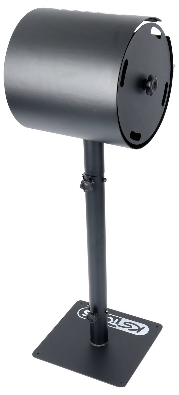 Ein schwarzer, zylindrischer Standventilator mit quadratischer Basis, der für gerichtete Luftströmung in industriellen oder kommerziellen Umgebungen konzipiert ist.