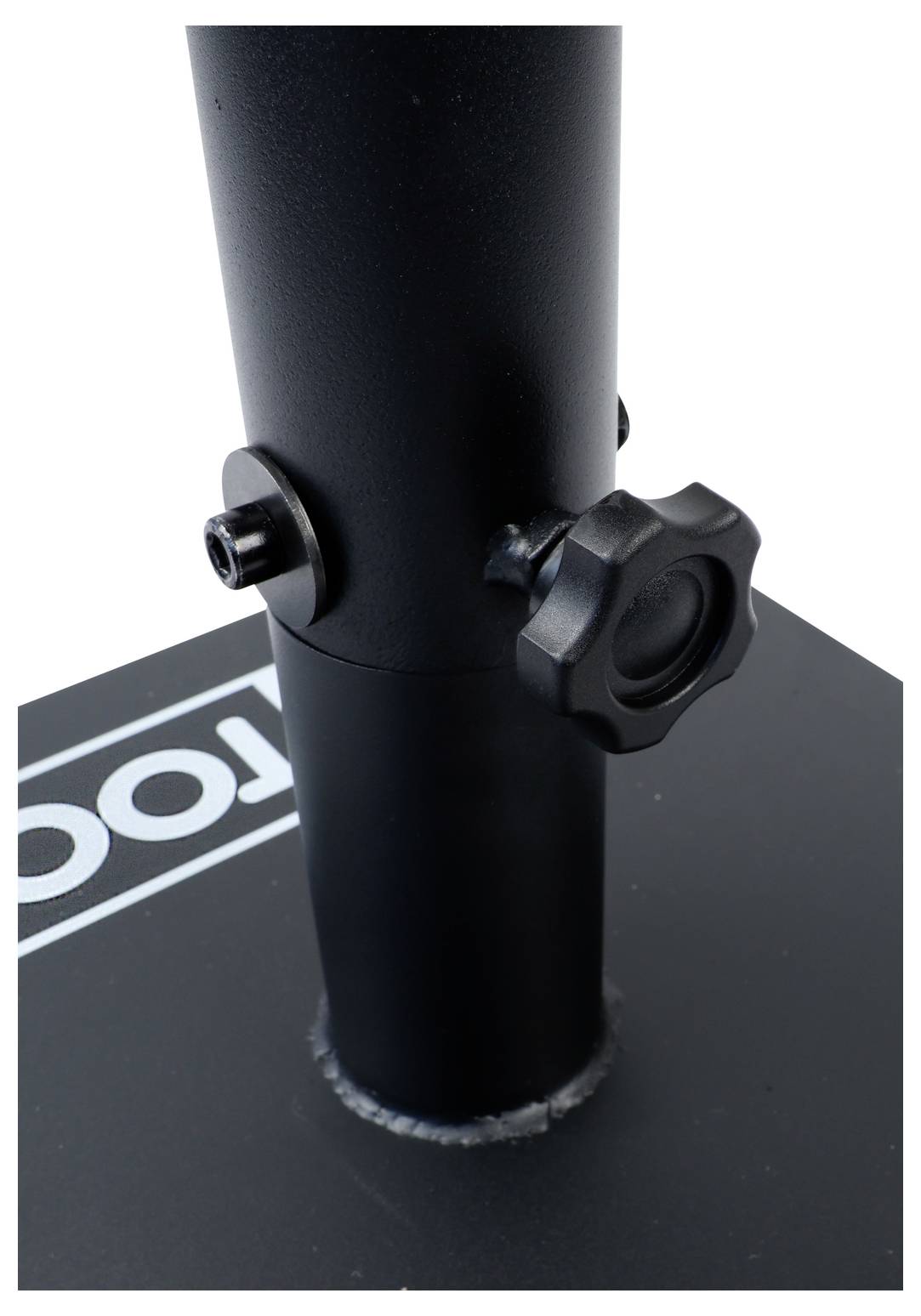 Eine Nahaufnahme eines schwarzen Metallständers mit einem verstellbaren Knopf, mit dem die Höhe verändert werden kann. Das Logo 'Roo' ist teilweise auf der Basis sichtbar.