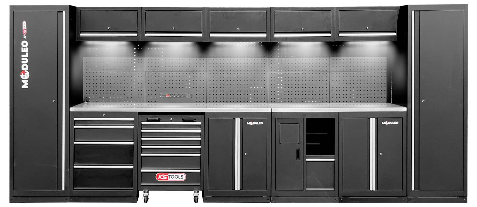 Schwarzer modularer Werkzeugschrank-Satz mit gelochter Metallrückwand, mehreren Schubladen und Überkopf-Stauraum. Entwickelt für organisierte Werkzeugaufbewahrung.