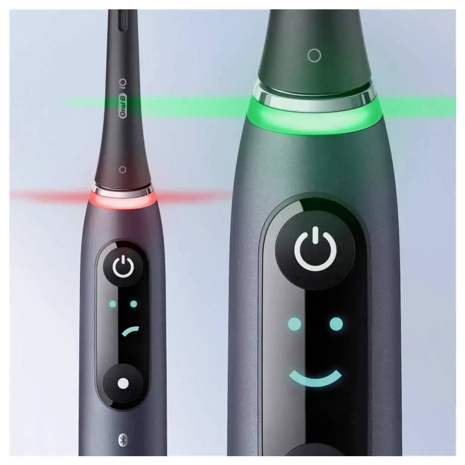 Eine elektrische Zahnbürste mit einer digitalen Anzeigefläche, die ein Lächeln mit grünem Licht und ein Stirnrunzeln mit rotem Licht zeigt und damit Leistungsrückmeldungen gibt.
