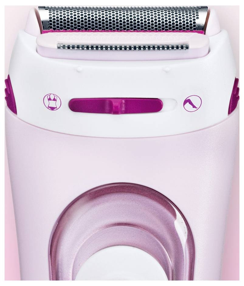 Ein rosa elektrischer Rasierer mit einem Schalter für einstellbare Funktionen, Symbolen zur Anzeige von Verwendungsoptionen und einer Schutzfolie über den Klingen.
