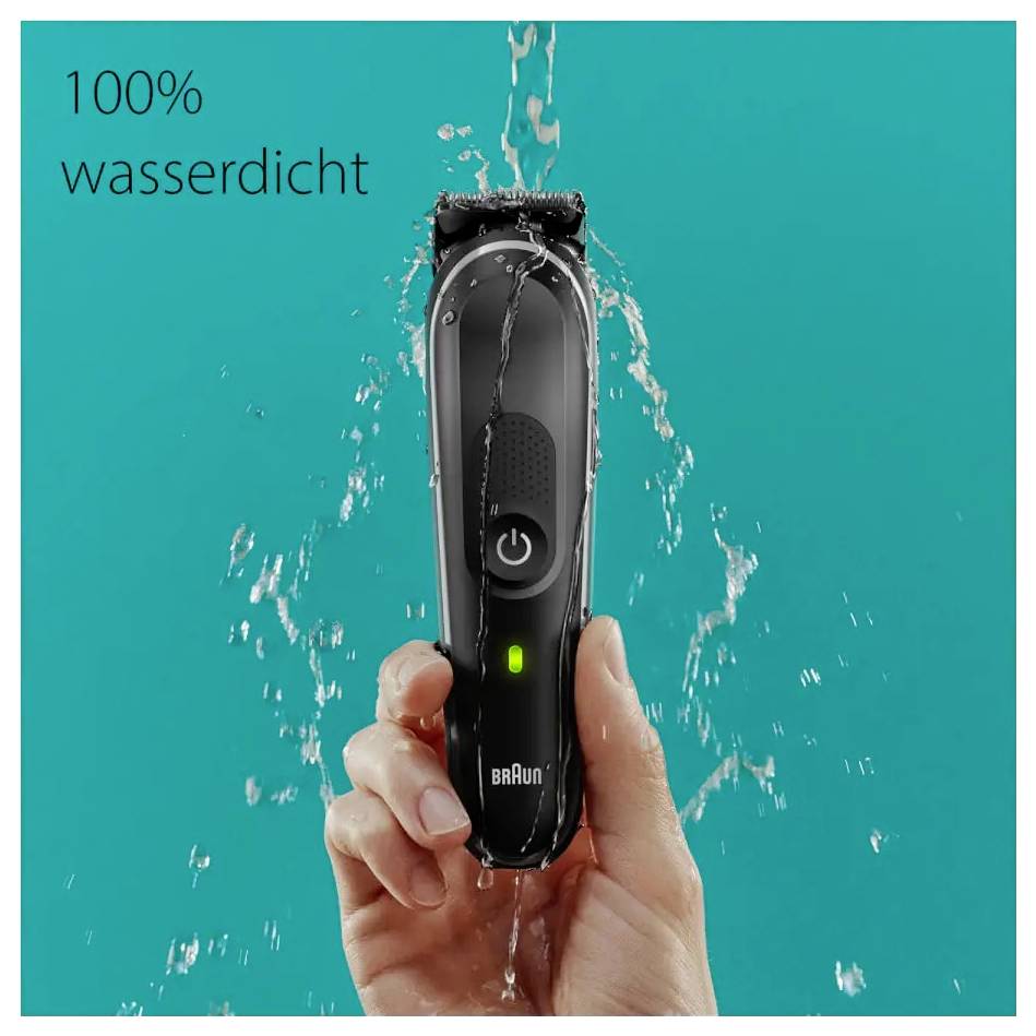 Eine Hand hält einen schwarzen Elektrorasierer unter fließendes Wasser vor einem türkisfarbenen Hintergrund und demonstriert damit sein '100% wasserdicht' Feature.