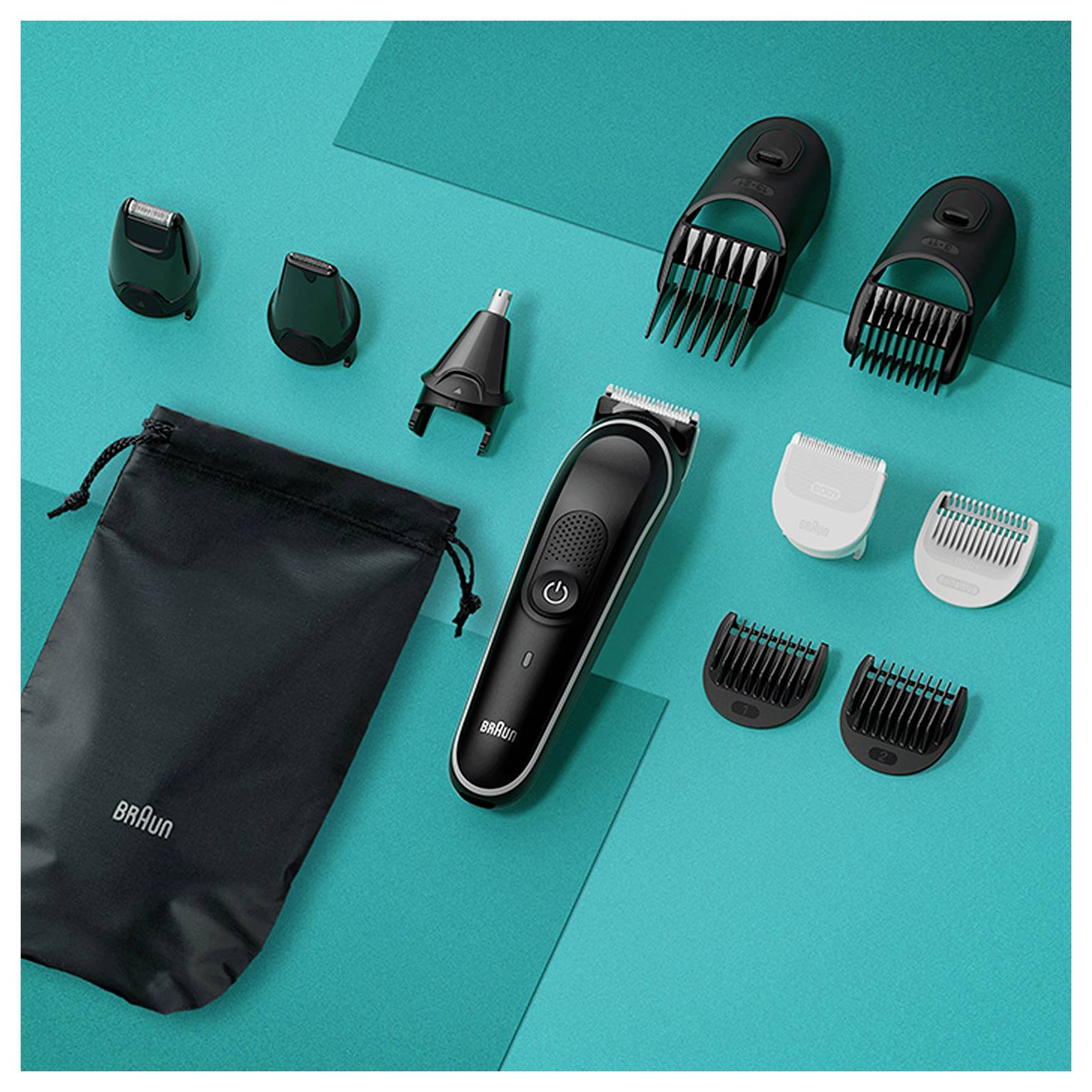 Rasierer-Set mit Aufsätzen und einer schwarzen Aufbewahrungstasche, auf einem türkisfarbenen Hintergrund angeordnet.