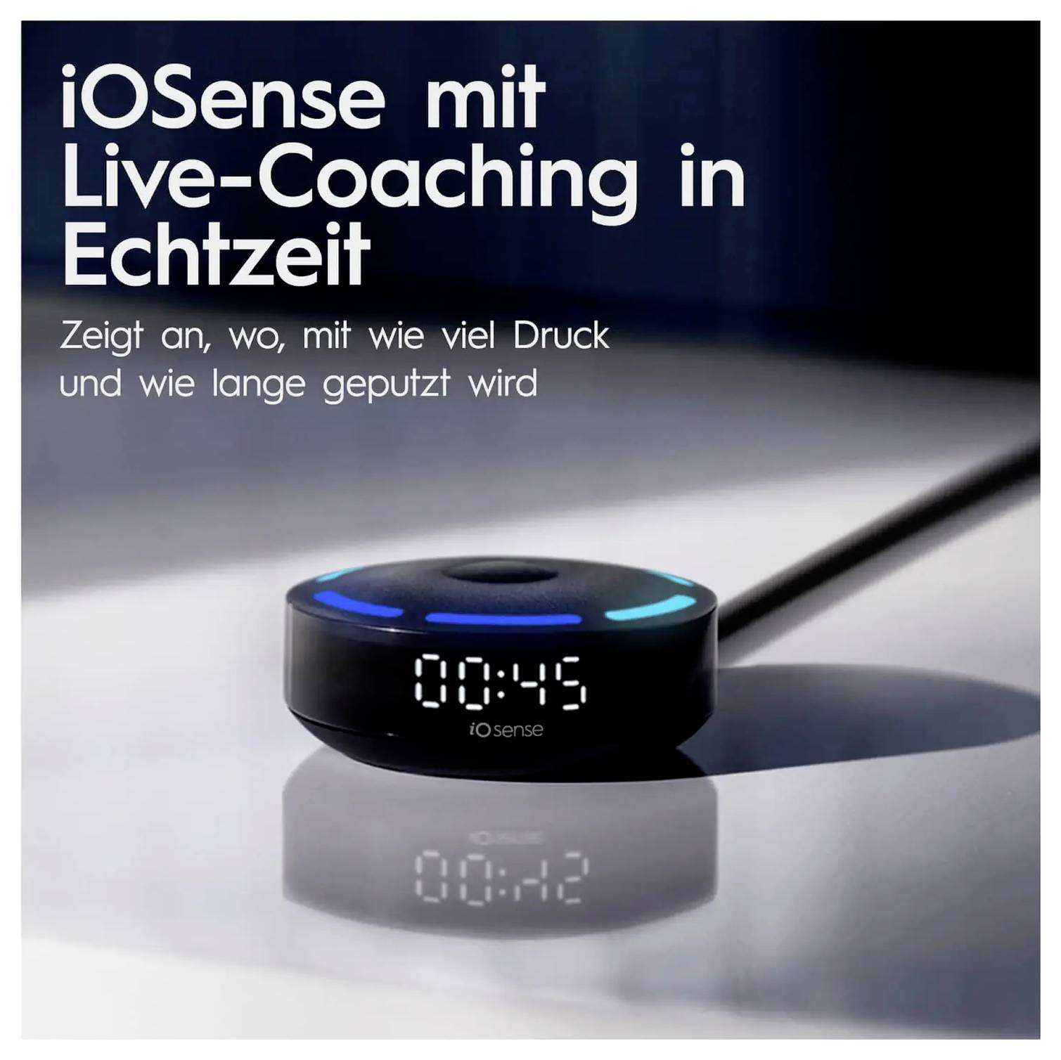'iOSense mit Live-Coaching in Echtzeit' Text links oben. Dunkles Sensorgerät zeigt '00:45' auf dem Display, mit Kabel verbunden.