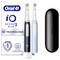 Oral-B iO Series 3 Duo Zahnbürsten-Set mit zwei elektrischen Zahnbürsten in Schwarz und Blau, Reisetasche und Verpackung mit Produktmerkmalen.