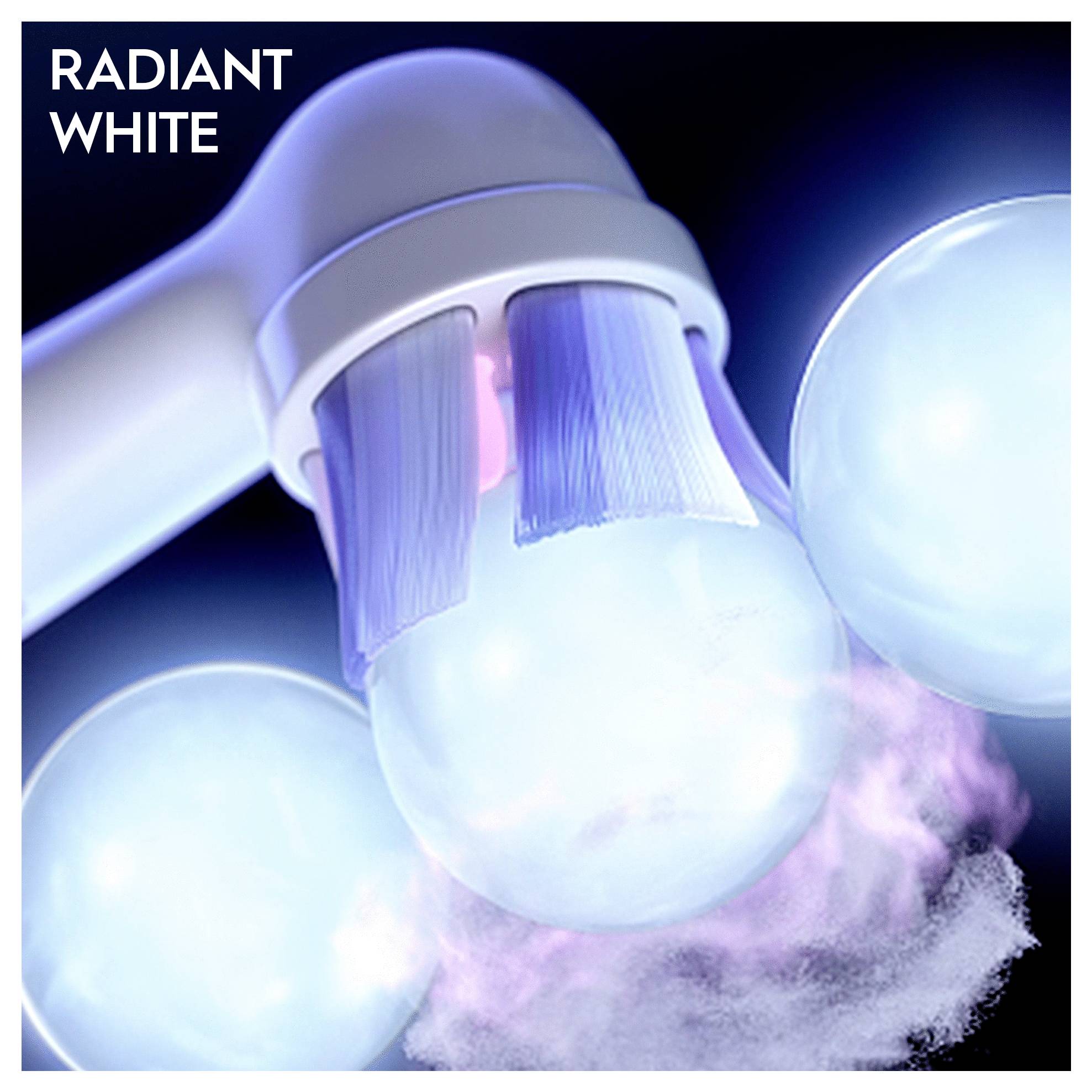 Elektrische Zahnbürste mit blau leuchtenden Borsten, die in der linken oberen Ecke 'Radiant White' trägt. Helle Glühbirnen beleuchten die Reinigungsaktion.
