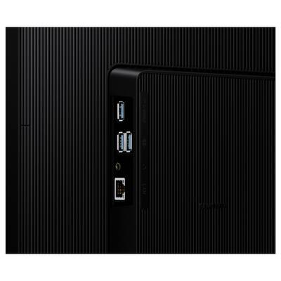 Nahaufnahme der Rückseite eines schwarzen Monitors, die mehrere USB-Anschlüsse und einen Ethernet-Anschluss auf einem strukturierten Hintergrund zeigt.