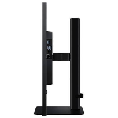 Seitenansicht eines schwarzen Computermonitorständers mit sichtbaren USB-Anschlüssen und einem Ethernet-Anschluss auf der linken Seite des Monitors.