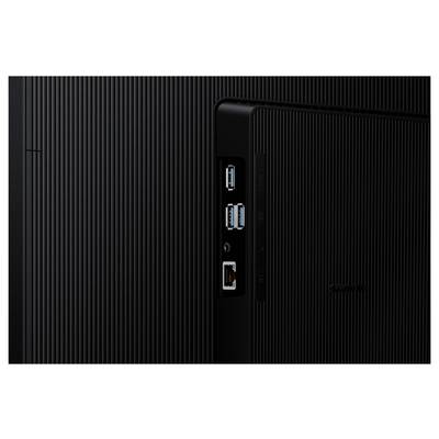 Schwarzes elektronisches Gerät mit drei USB-Anschlüssen, einem Ethernet-Anschluss und einem kreisförmigen Audioport auf einer strukturierten Oberfläche.