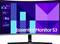 Ein gekrümmter Monitor zeigt verschiedene violette und blaue geometrische Muster mit dem Text „Essential Monitor S3" in Weiß in der unteren rechten Ecke.