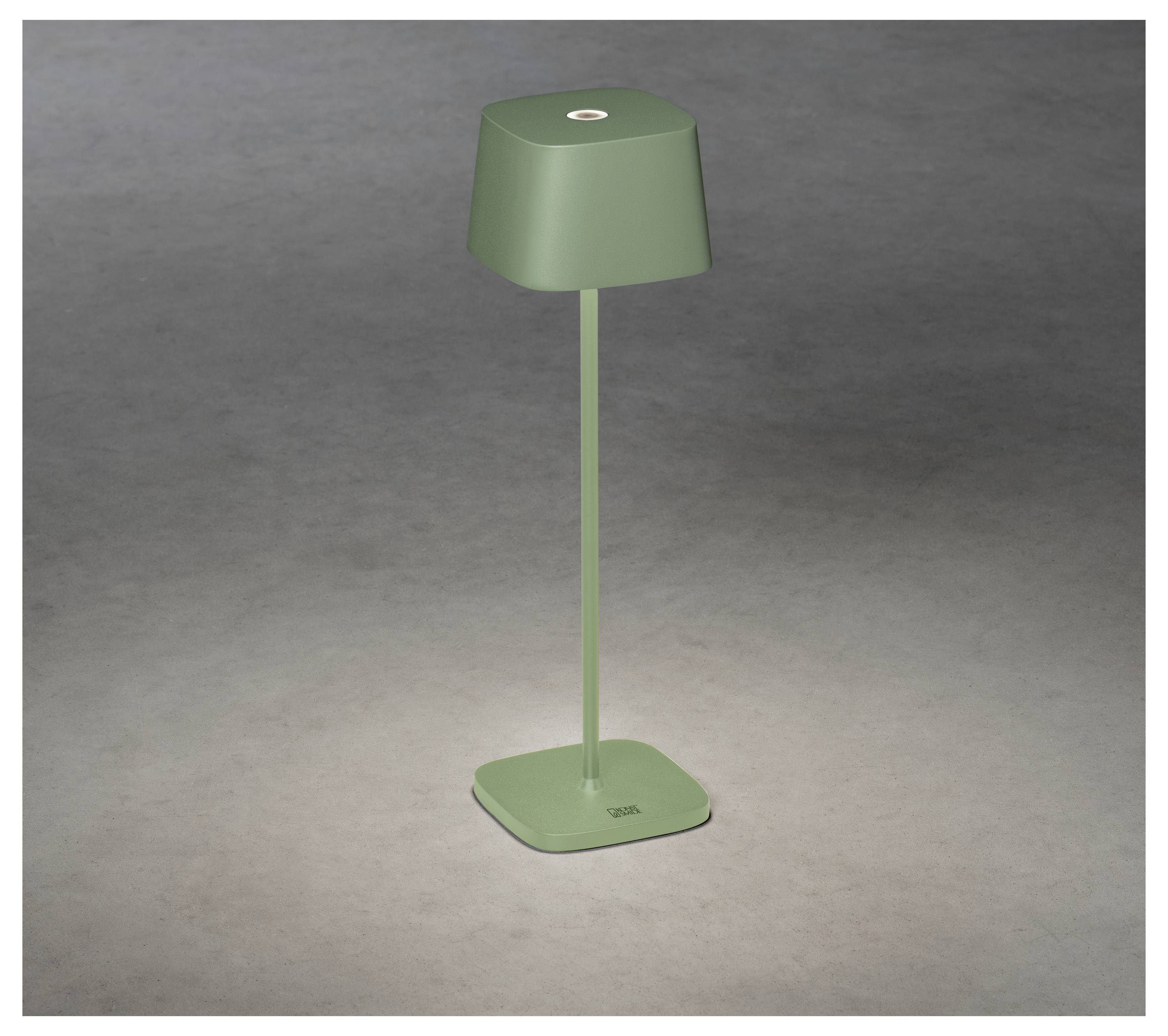 Eine grüne, moderne Schreibtischlampe mit quadratischem Fuß und Schirm, die auf einer grauen Oberfläche steht.