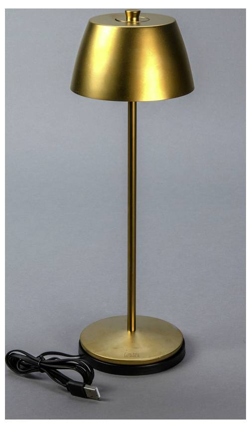 Eine elegante, moderne Schreibtischlampe in Gold mit einem USB-Ladekabel, ausgestattet mit einem zylindrischen Lampenschirm und einem schlanken Ständer, vor einem grauen Hintergrund.