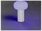 Eine moderne, minimalistische Lampe mit einem zylindrischen Sockel strahlt ein weiches blaues Leuchten auf einer dunklen Oberfläche aus.