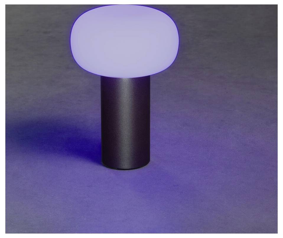 Eine moderne Tischlampe mit einem runden, leuchtenden violett-weißen Schirm und einer dunklen zylindrischen Basis, die ein weiches Licht auf die Oberfläche wirft.