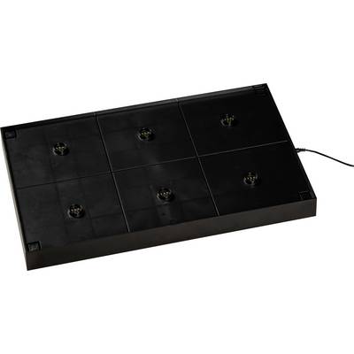 Ein schwarzes rechteckiges elektronisches Gerät mit sechs hervorstehenden Anschlüssen, möglicherweise eine Ladestation, mit einem Kabel auf der rechten Seite.