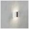 Eine moderne, quadratische Wandleuchte strahlt ein weiches, diffuses Licht vor einer strukturierten grauen Wand aus und erzeugt dabei eine minimalistische Ästhetik.