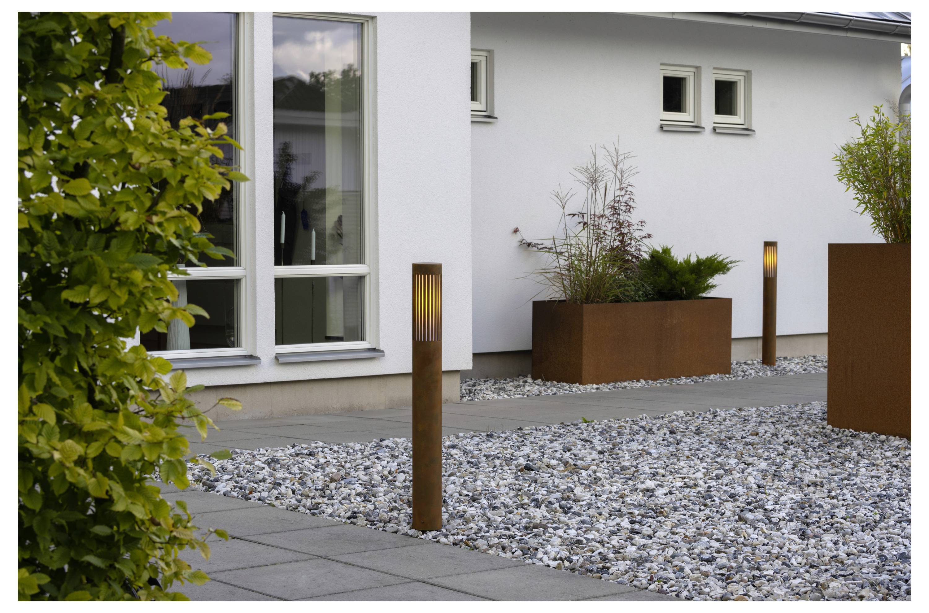 Modernes Hausäußeres mit minimalistischem Design; gekennzeichnet durch Kiesgarten, rechteckige Pflanzgefäße und schlanke Wegbeleuchtung neben den Fenstern.