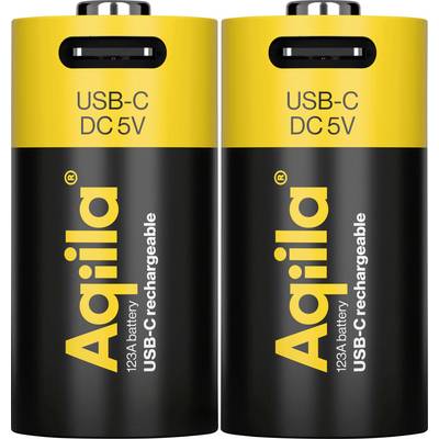 Zwei zylindrische schwarz-gelbe USB-C-wiederaufladbare Batterien mit den Beschriftungen 'Aquila', '123A Batterie' und 'USB-C DC 5V' in fetter Schrift.