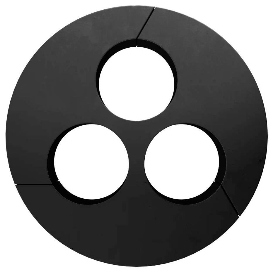 Ein schwarzes kreisförmiges Objekt mit drei gleichmäßig verteilten kreisrunden Aussparungen in der Mitte.