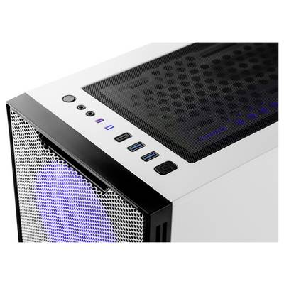 Eine Nahaufnahme eines weißen Computergehäuses, die USB-Anschlüsse, einen Einschaltknopf und Mesh-Panels mit blauer Beleuchtung zeigt, die von innen ausstrahlt.