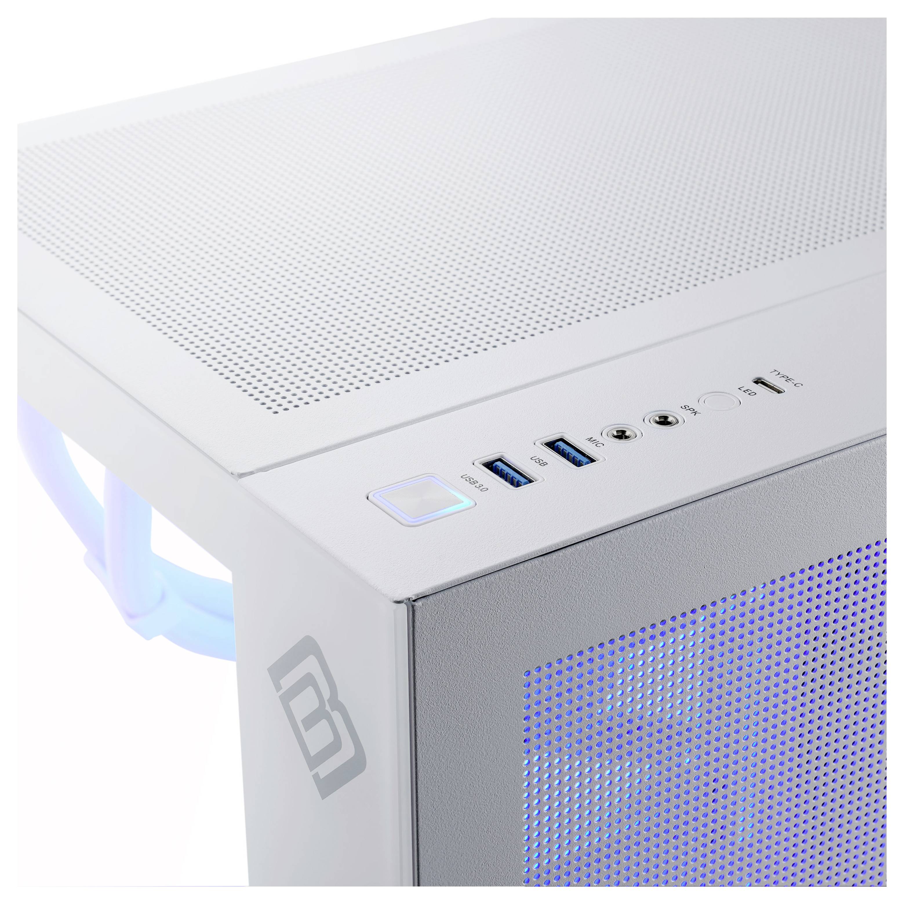 Ein Nahaufnahme eines weißen Computertowers, der USB-Anschlüsse und einen Einschaltknopf auf dem oberen Bedienfeld zeigt. Ein blasses Logo ist an der Seite erkennbar.